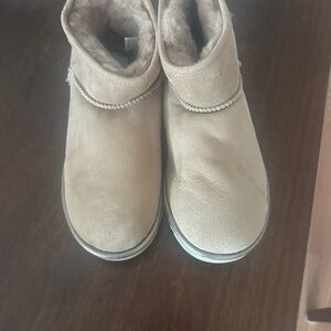 Ugg Women’s Boots
Mini Classic Shine
Chestnut 
Metallic heel counter 
Size 8